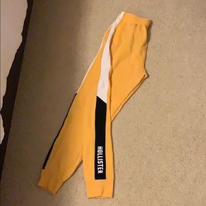 Hollister Joggers in Yellow
